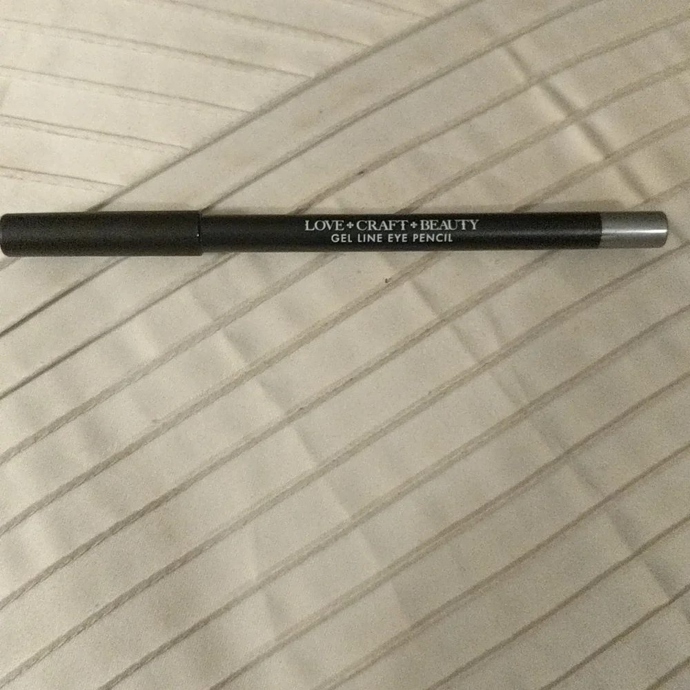 Gel line eye pencil